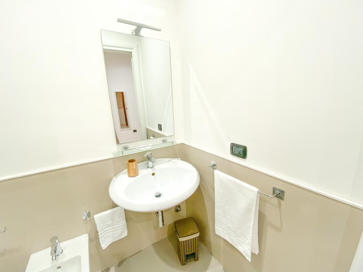 Domus Pisanelli Hotel Naples Luaran gambar